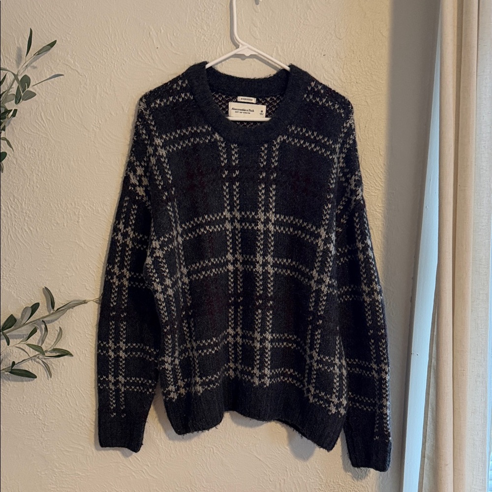 Abercrombie & Fitch Black and Gray Plaid Crewneck Sweater